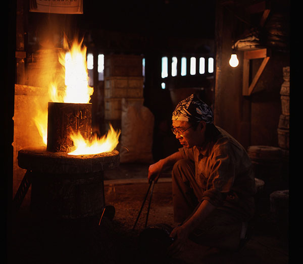 Handwerker beim traditionellen japanischen Gießen von Eisen