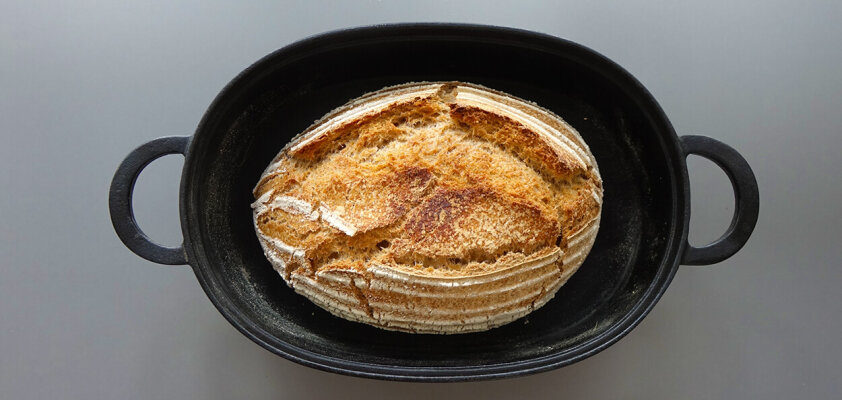 Brot backen im Gusseisentopf - hausgemachtes Sauerteigbrot  - Brotbacken im Gusseisentopf