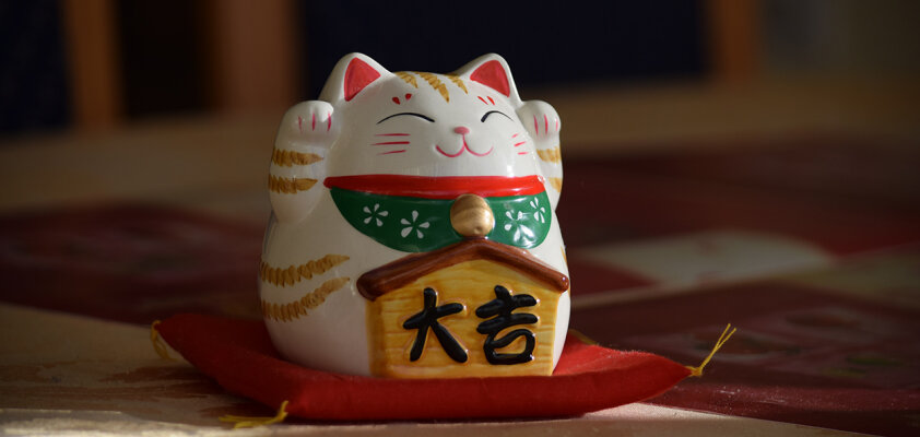 Maneki-neko: Die Katze, die Glück herbeiwinkt