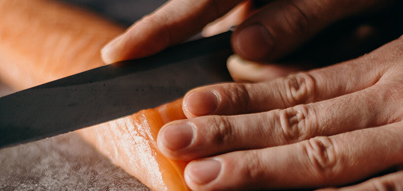 Lachs schneiden mit Messer