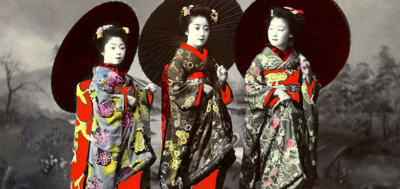 Drei Geisha mit Sonnenschirmen