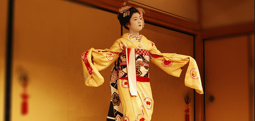 Geisha mit gelb-rotem Kimono