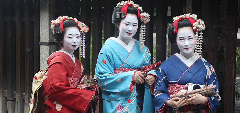 Drei Geisha im Kimono