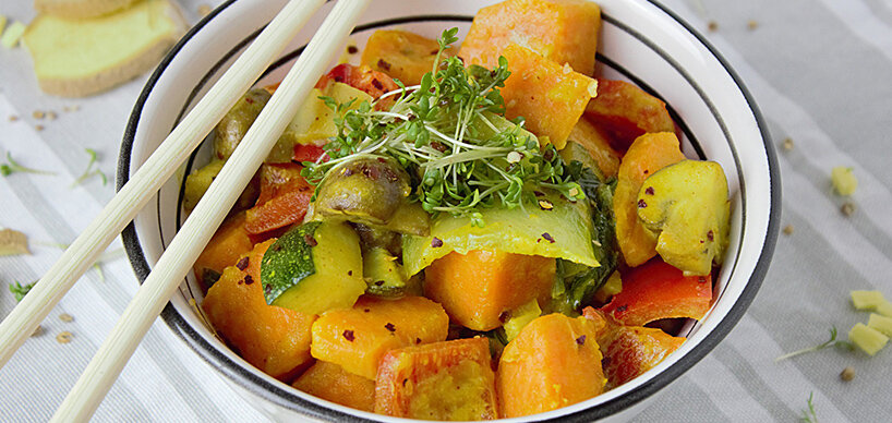 Gemüse Curry in einer Schüssel mit Essstäbchen