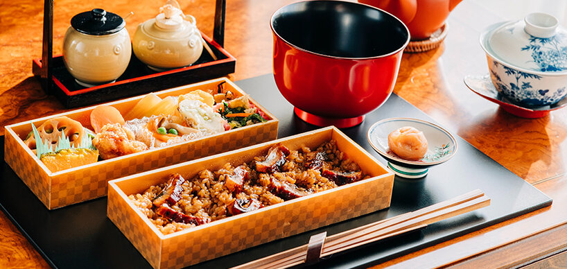 Japanisches Essen auf großer Servierplatte