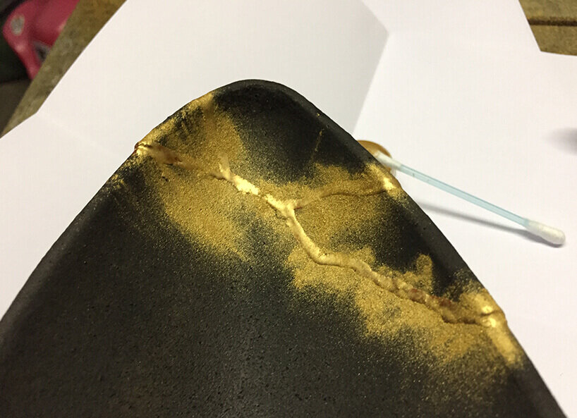 Kintsugi Reparatur mit goldener Farbe