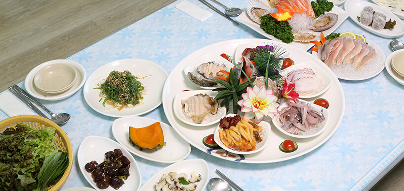 Gedeckter Tisch mit Sashimi