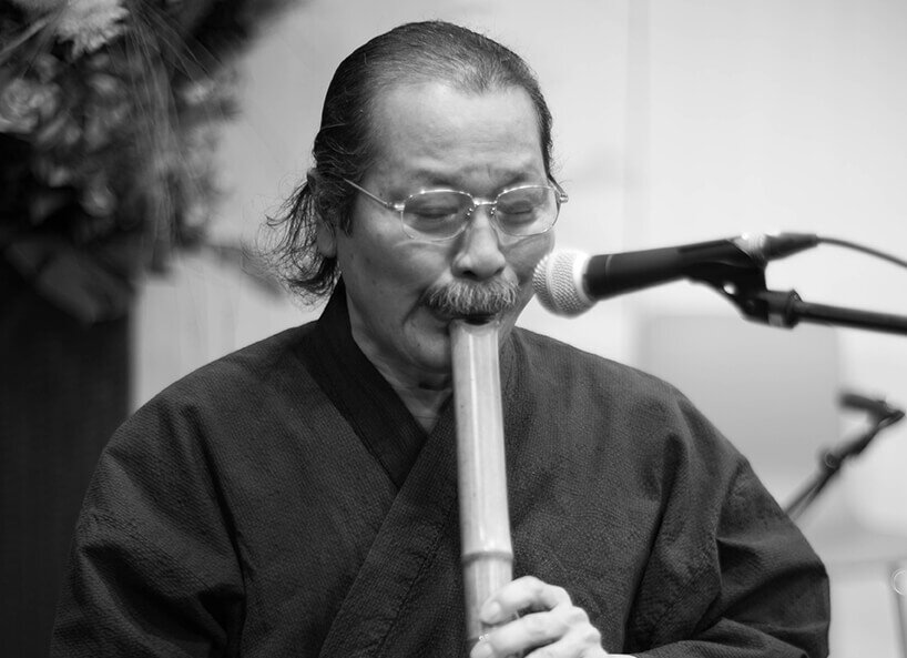 Spielen der Shakuhachi Flöte