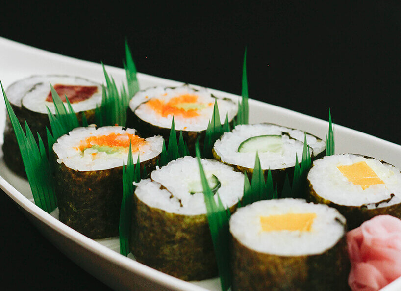 Hosomaki Sushi auf Servierteller