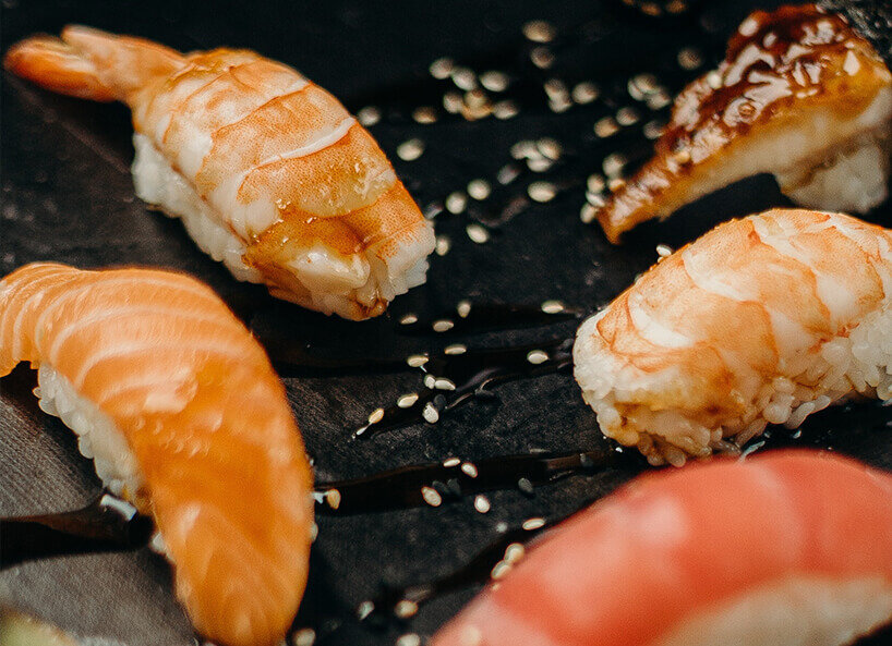 Nigiri Sushi mit Sesam auf Servierplatte