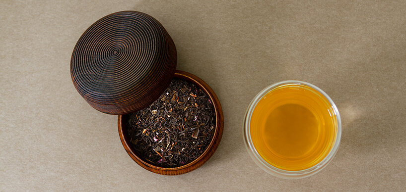Japanische Teedose mit Teemischung gefüllt