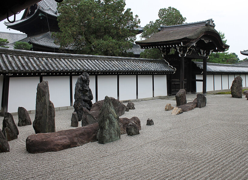 Tempel mit Vorplatz in Japan