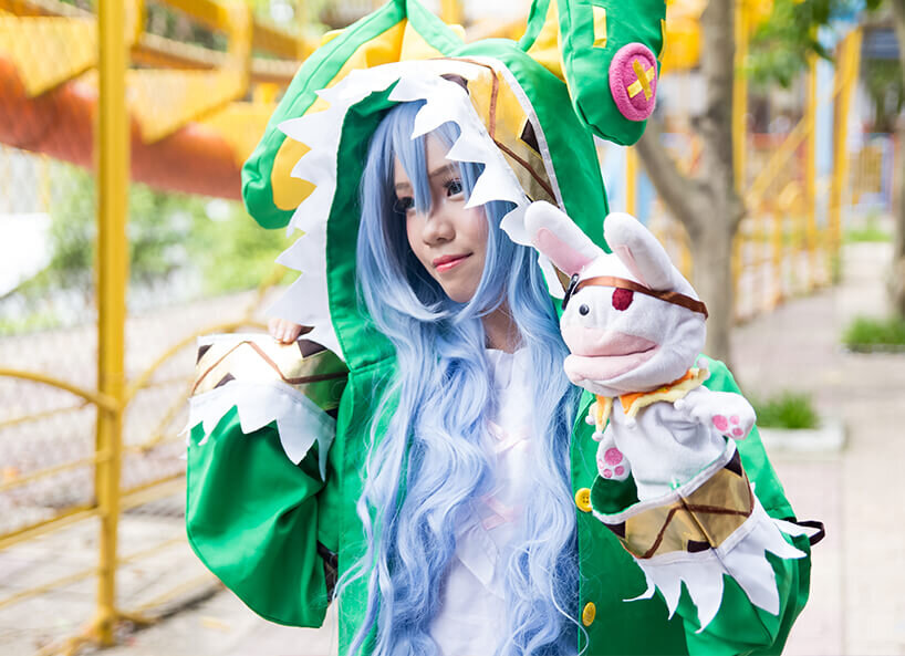 Japanerin mit grünem Cosplay Kostüm