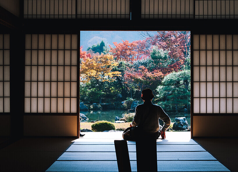 Japanisch Frau sitzt an Fenster zu Natur