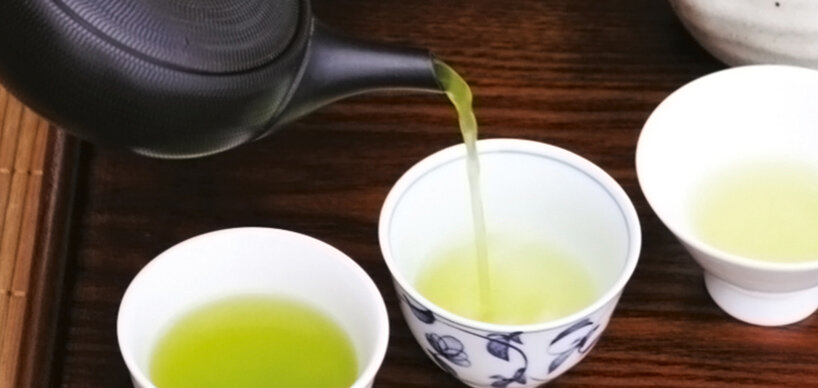 Grüner Tee in Teetasse eingeschenkt