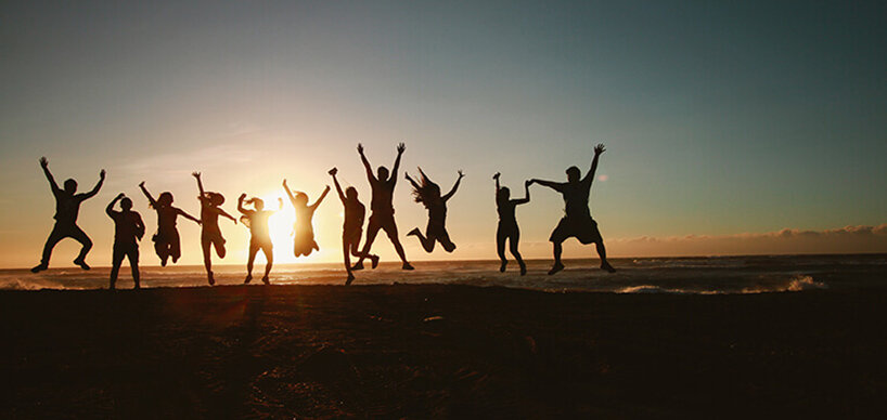 Ikigai Menschen springen zusammen in die Luft