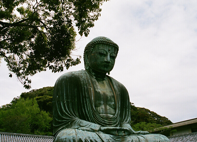 Buddha aus Stein unter Baum