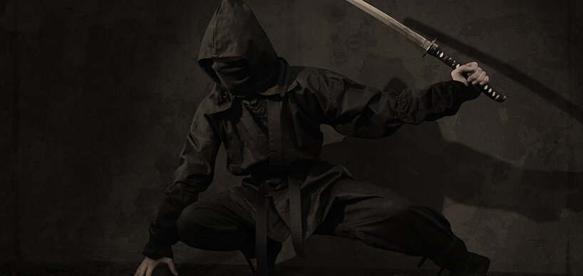 Ninja mit Schwert und schwarzem Gewand