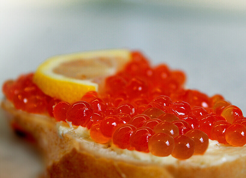 Roter Kaviar auf Brot mit Zitrone garniert