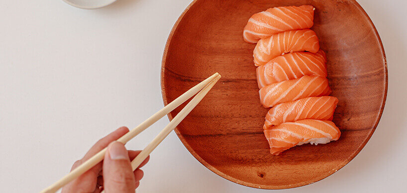 Sushi mit Essstäbchen essen