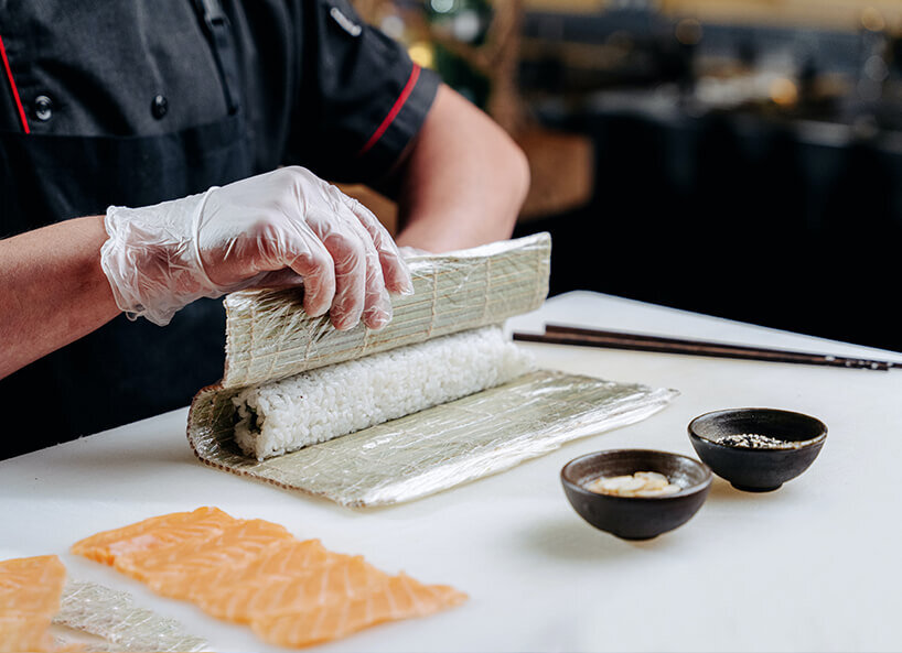 Sushi Herstellung Sushireis rollen
