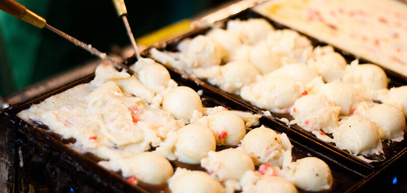 Takoyaki gebacken in Gusseisenpfanne